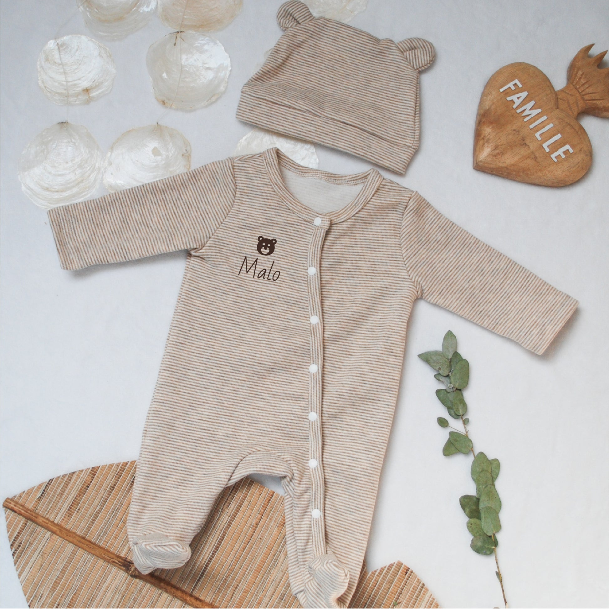 Ensemble pyjama & bonnet bébé - Cheminée Enchantée