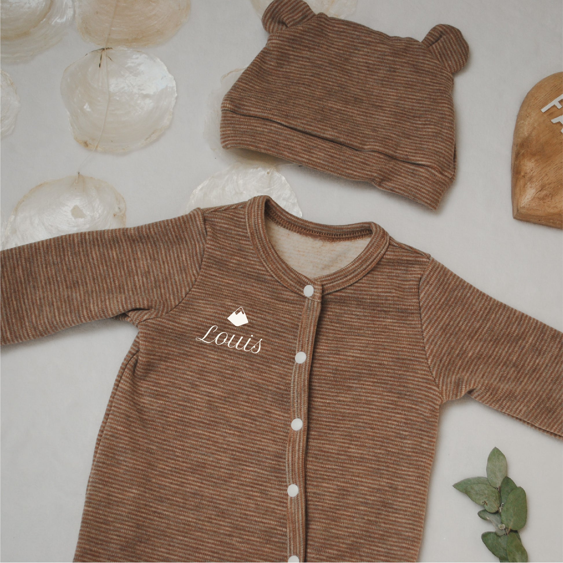 Ensemble pyjama & bonnet bébé - Cheminée Enchantée