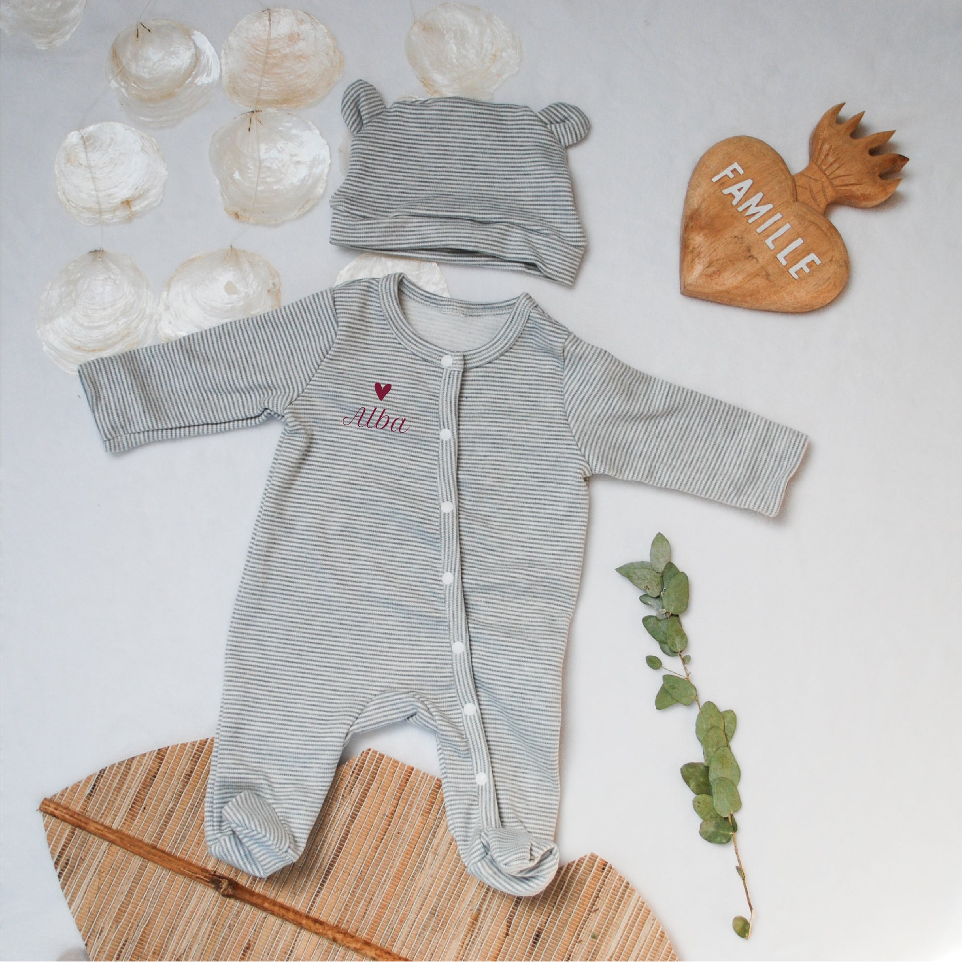 Ensemble pyjama & bonnet bébé - Cheminée Enchantée