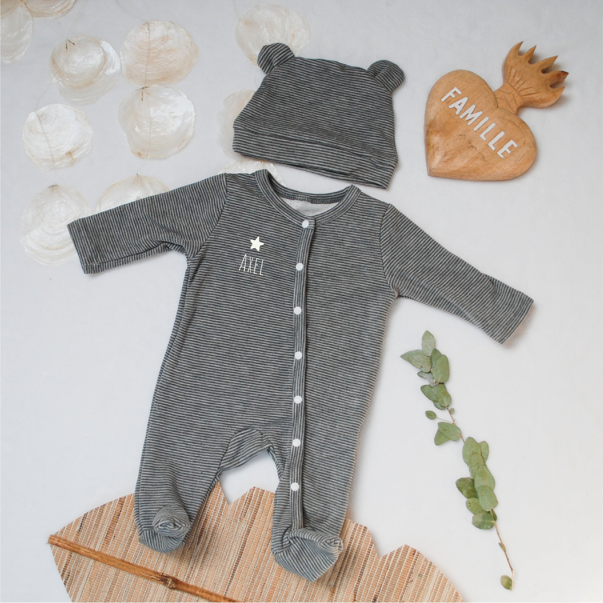 Ensemble pyjama & bonnet bébé - Cheminée Enchantée